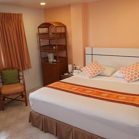 Summer Breeze Hotel Patong Exteriör bild